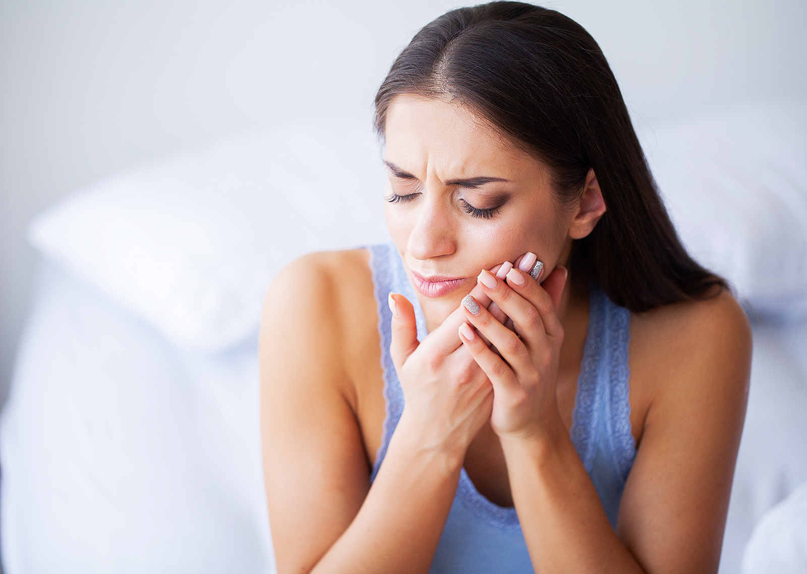 Person-experiencing-tooth-pain